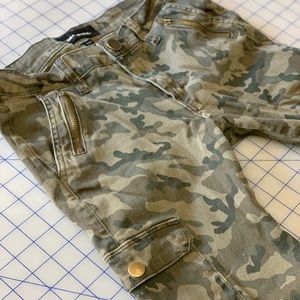 Ashley Mason camo cargo skinny pants, size 9/29